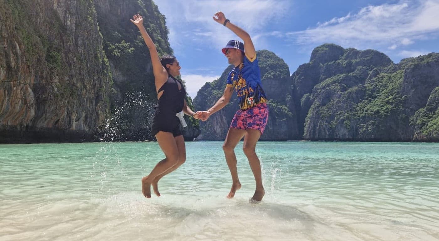 Tropisch strand op de Phi Phi-eilanden in Thailand